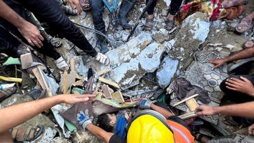 Los palestinos encuentran el cuerpo de un hombre entre los escombros de una casa destruida en los ataques israelíes en Khan Younis, en el sur de la Franja de Gaza, el 16 de octubre de 2023. (Reuters)