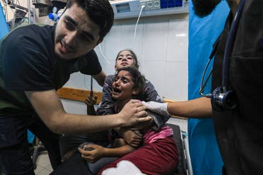 Los niños heridos en un ataque aéreo israelí reaccionan mientras reciben tratamiento en el hospital Nasser de Khan Yunis, en el sur de la Franja de Gaza, el 17 de octubre de 2023. (AFP)
