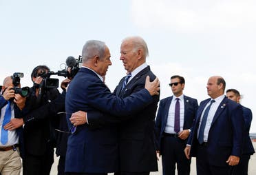 El presidente estadounidense Joe Biden es recibido por el primer ministro israelí, Benjamin Netanyahu, durante su visita a Israel en medio del conflicto en curso entre Israel y Hamás, en Tel Aviv, Israel, el 18 de octubre de 2023. (Reuters)