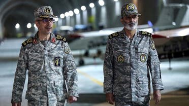 Esta fotografía proporcionada por el ejército iraní el 28 de mayo de 2022 muestra al comandante en jefe del ejército iraní, el general Abdolrahim Mousavi (derecha), y al jefe del Estado Mayor de las Fuerzas Armadas, el general Mohammad Bagheri, visitando una base subterránea de drones, en un lugar desconocido de Irán. (AFP)