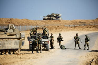 قوات إسرائيلية على حدود قطاع غزة (رويترز)