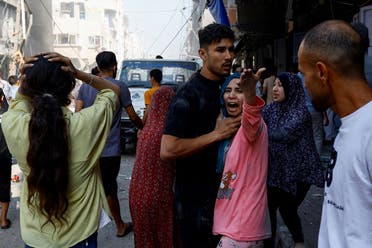 Los palestinos reaccionan en el lugar de un ataque israelí contra una casa, en Khan Younis, en el sur de la Franja de Gaza, el 24 de octubre de 2023. (Reuters)