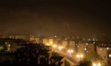  A dense cloud of smoke from the bombing of the Gaza Strip invades the Israeli border city of Ashkelon on the night of October 27, 2023 as battles between Israel and the Palestinian Hamas movement continue. (AFP)