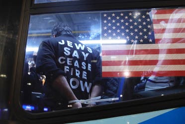 Manifestantes esposados ​​arrestados durante una manifestación que pedía un alto el fuego en medio de la guerra entre Israel y Hamás, son transportados por la policía de Nueva York a la estación Grand Central en la ciudad de Nueva York el 27 de octubre de 2023. (AFP)