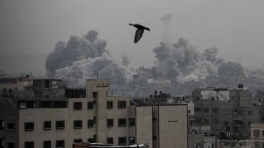 Se levantan columnas de humo durante los ataques israelíes, en medio del conflicto en curso entre Israel y el grupo islamista palestino Hamas, en la ciudad de Gaza, el 29 de octubre de 2023. REUTERS/Yasser Qudih