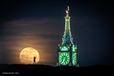 القمر في سماء مكة