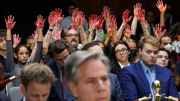 المتظاهرون رفعوا أيديهم وهي ملطخة بالدماء خلال جلسة استجواب بلينكن في الكونغرس - رويترز