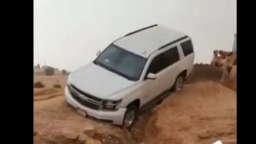 سعودی صحرائی گڑھے میں گرنے سے بچ جانے والی گاڑی