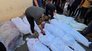 جثث عدد من الفلسطينييين الذي قتلوا جراء القصف الإسرائيلي - رويترز