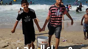 نازحون في غزة ضاقت بهم مدارس الإيواء فاتجهوا للبحر لغسل ثيابهم