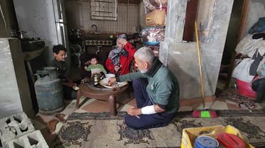 مواطن في غزة يقرر العيش في غرفة ببيته المهدم بين الركام مع أبنائه وزوجته