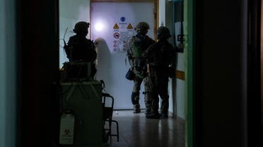 عناصر من الجيش الإسرائيلي في مستشفى الشفاء (رويترز)