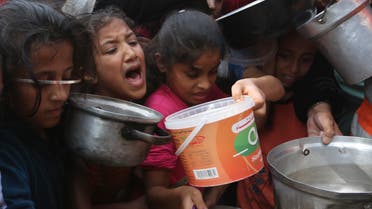 مشاهد من غزة : أطفال نازحون من غزة يحاولون الحصول على الطعام - أسوشييتد برس