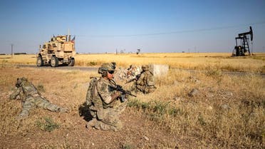 Las tropas estadounidenses toman posición mientras patrullan cerca de un campo petrolero en al-Qahtaniyah, en la provincia de Hasakah, en el noreste de Siria, el 14 de junio de 2023. (AFP)