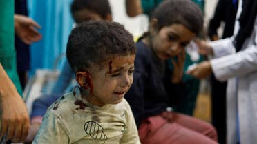 Los niños palestinos heridos en ataques israelíes en medio del conflicto en curso entre Israel y el grupo palestino Hamas esperan recibir tratamiento en el hospital Nasser en Khan Younis, en el sur de la Franja de Gaza, el 12 de noviembre de 2023. (Reuters)
