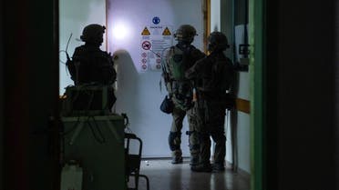 قوات إسرائيلية داخل مجمع الشفاء (فرانس برس)