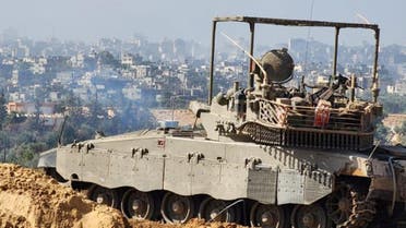 قوات إسرائيلية تحاصرمجمع الشفاء (فرانس برس)