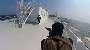 قائد السفينة المخطوفة  باليمن"يخزّن القات".. فيديو غريب يشغل التواصل