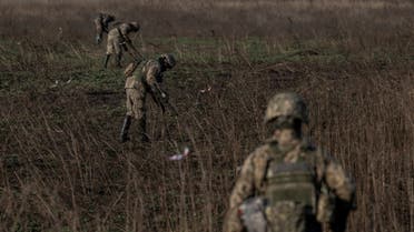 Ukrainian sappers inspect a field for explosive devices, amid Russia's attack on Ukraine, in Kherson region, Ukraine November 9, 2023. (File photo: Reuters)
