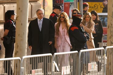 شاكيرا أثناء مغادرتها المحكمة في برشلونة - رويترز