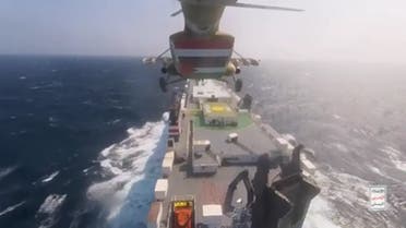 حوثی گروپ نے بحری جہاز پر قبضہ کرنے کی ویڈیو جاری کردی۔ ویڈیو سے لی گئی تصویر