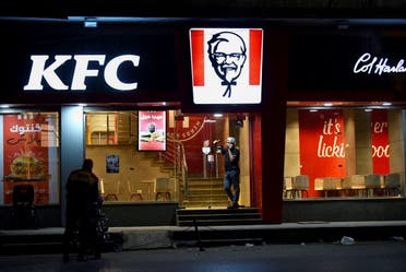 Los trabajadores trabajan en un restaurante vacío de Kentucky Fried Chicken (KFC) como resultado del boicot a las marcas occidentales en Egipto debido al bombardeo israelí en Gaza en medio del conflicto en curso entre Israel y la milicia palestina Hamás, en El Cairo, Egipto, el 20 de noviembre. , 2023. (Reuters)