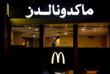 Un trabajador limpia una mesa en un restaurante McDonald's vacío como resultado del boicot a las marcas occidentales en Egipto debido al bombardeo israelí en Gaza en medio del conflicto en curso entre Israel y la milicia palestina Hamás, en El Cairo, Egipto, el 20 de noviembre de 2023. (Reuters)