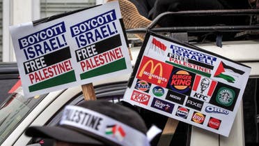 Los manifestantes portan pancartas pidiendo el boicot de productos y empresas proisraelíes durante una protesta para mostrar su solidaridad con el pueblo palestino en Yogyakarta el 11 de noviembre de 2023. (AP)