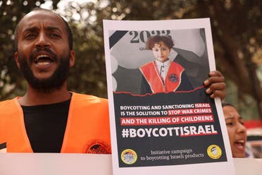 Los palestinos sostienen carteles pidiendo el boicot de los productos israelíes durante una manifestación en la ciudad ocupada de Hebrón, en Cisjordania, el 28 de octubre de 2023, en medio de las batallas en curso entre Israel y el grupo palestino Hamás.  (AFP)