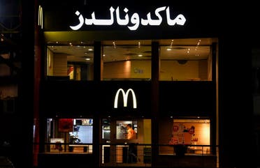 Un trabajador camina dentro de un restaurante McDonald's vacío como resultado del boicot a las marcas occidentales en Egipto debido al bombardeo israelí en Gaza en medio del conflicto en curso entre Israel y la milicia palestina Hamás, en El Cairo, Egipto, el 20 de noviembre de 2023. ( Reuters)