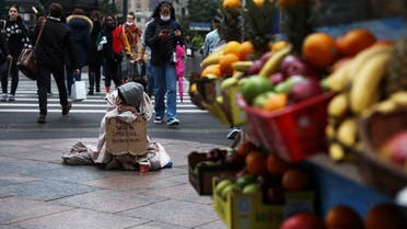 رجل بلا مأوى قرب محطة بنسلفانيا في نيويورك (رويترز) اقتصاد أميركا مناسبة