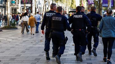 La policía francesa patrulla la avenida de los Campos Elíseos en París, mientras el gobierno francés pone a la nación en su máximo estado de alerta después de un ataque mortal con cuchillo en el norte de Francia, el 16 de octubre de 2023. (Reuters)