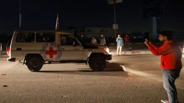 صلیب احمر کی گاڑیاں اسرائیلی قیدیوں کو لے جارہی ہیں