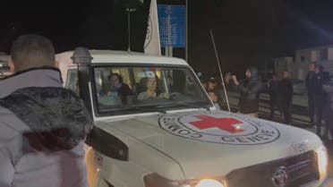 العربية تنقل صور تسلم الصليب الأحمر لدفعة اليوم من المحتجزين لدى حماس
