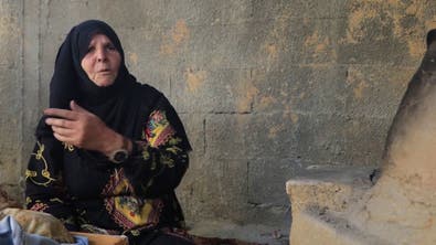 عجوز فلسطينية تفضل العودة إلى ركام منزلها المدمر عن البقاء في مدارس الأونروا