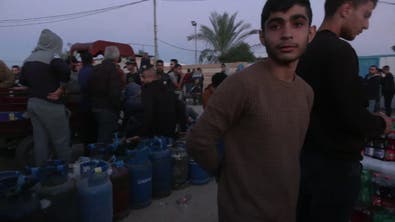 كاميرا العربية ترصد طوابير النازحين أمام محطات توزيع الغاز في غزة 
