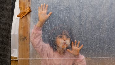 مشاهد من غزة - طفلة فلسطينية نازحة في غزة تحتمي من المطر بغلاف بلاستيكي - رويترز