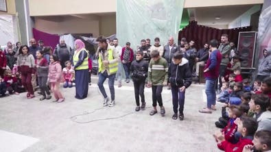 متطوعون فلسطينيون يقدمون عروض ترفيهية غنائية للتخفيف من المعاناة النفسية لأطفال غزة