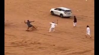 سعودی شہریوں میں جھگڑے کی ویڈیو وائرل، تلوار بردار کو گرفتار کرلیا گیا