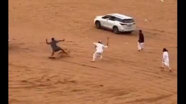 سعودی شہری تلوار لئے دوسرے پر حملہ کر رہا۔ ویڈیو سے لی گئی تصویر