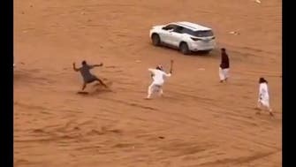 سعودی شہریوں میں جھگڑے کی ویڈیو وائرل، تلوار بردار کو گرفتار کرلیا گیا