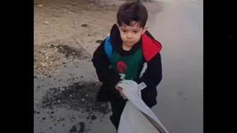 فيديو.. طفل فلسطيني يهرب من القصف ويرفع الراية البيضاء