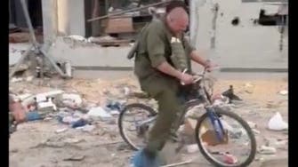 يلهون ويضحكون فوق الخراب.. فيديو لجنود إسرائيليين يشعل نارا