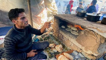 A Palestinian bakes bread using a clay oven, amid fuel and cooking gas shortages during the ongoing conflict between Israel and the Palestinian militia group Hamas, in Khan Younis in the southern Gaza Strip November 21, 2023. (File photo: Reuters)