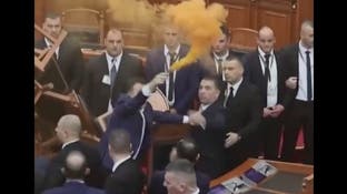 فيديو.. قنبلة دخان ونيران داخل البرلمان الألباني