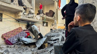 انهيار منزل بقصف إسرائيلي في خان يونس (رويترز)