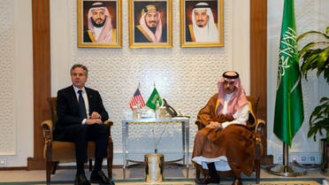 وزير الخارجية السعودي الأمير فيصل بن فرحان مع نظيره الأميركي(أرشيفية- أسوشييتد برس)