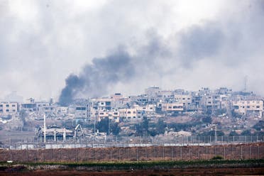 El humo se eleva en el norte de la Franja de Gaza tras un ataque aéreo, en medio del conflicto en curso entre Israel y Hamás, visto desde el sur de Israel, el 14 de diciembre de 2023. (Reuters)