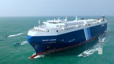سفينة الشحن غالاكسي ليدر ترافقها زوارق الحوثي في البحر الأحمر (رويترز)