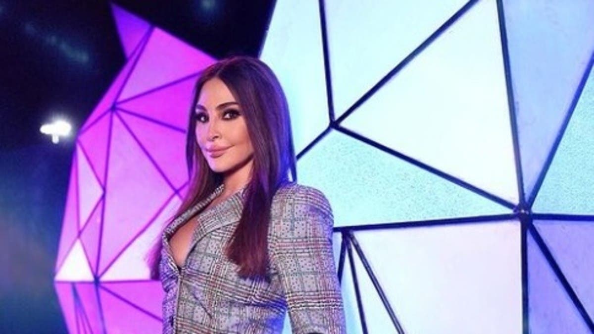 إليسا في موقف محرج بسبب تمزق بنطالها.. وصورها توثق
